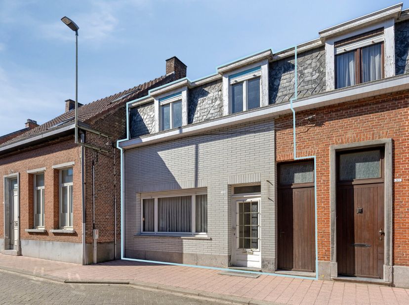 In het centrum van Duffel-West, op wandelafstand van winkels, scholen en openbaar vervoer, bevindt zich deze te renoveren rijwoning met boordevol pote