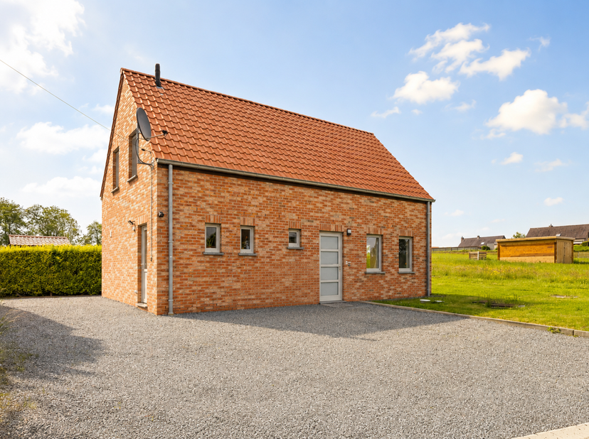 Ideaal gelegen in La Bruyère, in Ellezelles, in een rustige omgeving en toch dicht bij alle voorzieningen, biedt deze recent gebouwde woning (2019) al