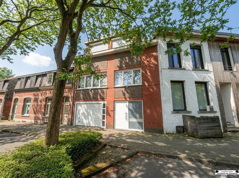 Propriété située au centre, près du centre de Brasschaat.<br />
Vous entrez dans la propriété par un hall d'entrée spacieux avec vestiaire séparé, un