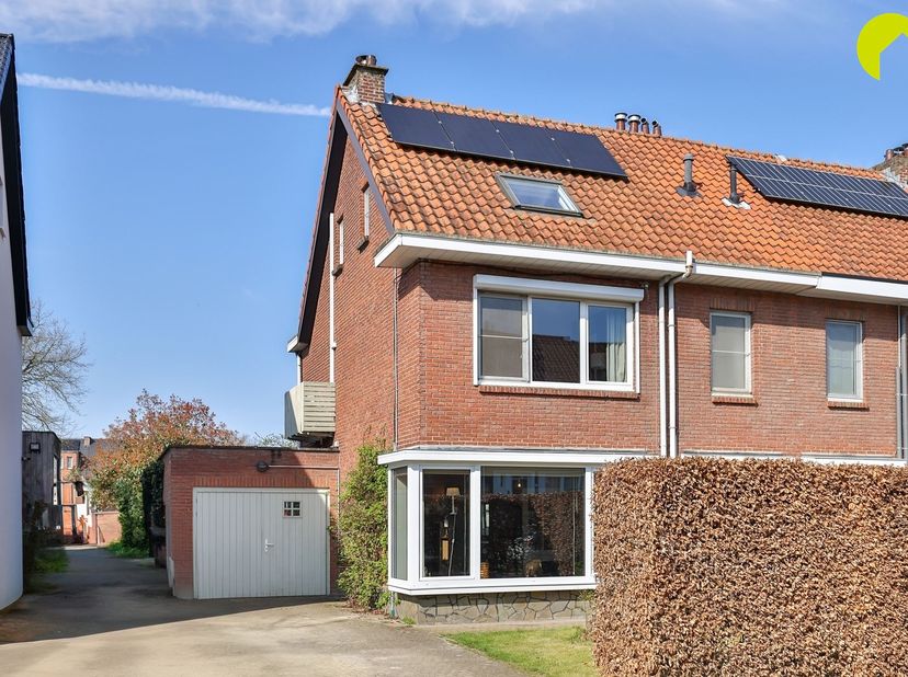 In de gegeerde 'bloemetjeswijk', in het centrum van Hove, bieden wij u deze gerenoveerde en halfopen gezinswoning (168m²) aan met 4 slaapkamers. <br /