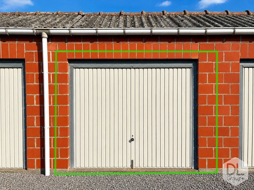 Garage situé dans un secteur calme à Herseaux, à proximité immédiate de toutes les commodités. Accessible par une allée privée, il offre un accès prat