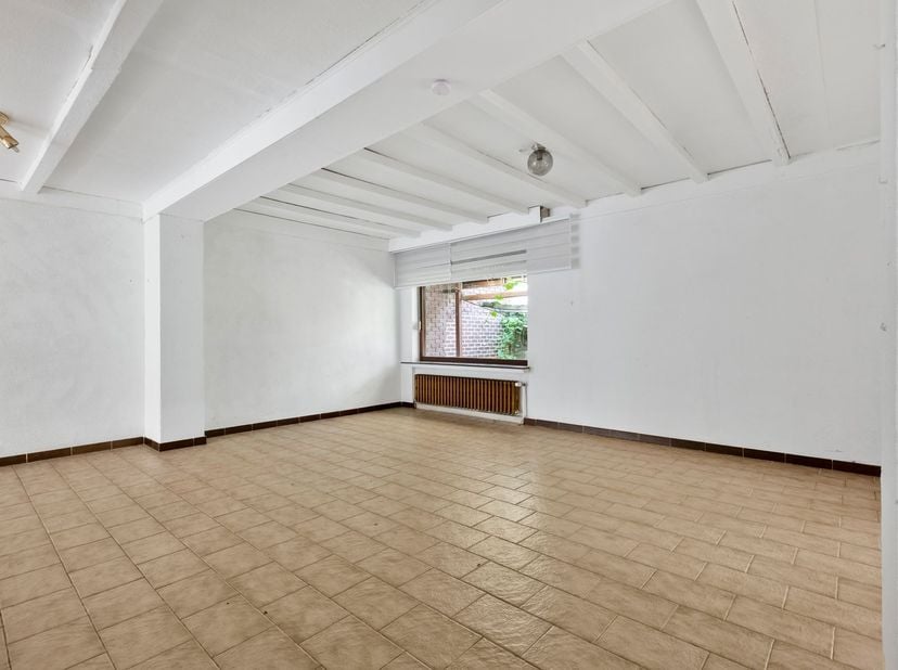 Ruime gezinswoning met 4 slaapkamers, tuin en garage op een perceel van 392 m²<br />
<br />
Bent u op zoek naar een woning die u volledig naar eigen