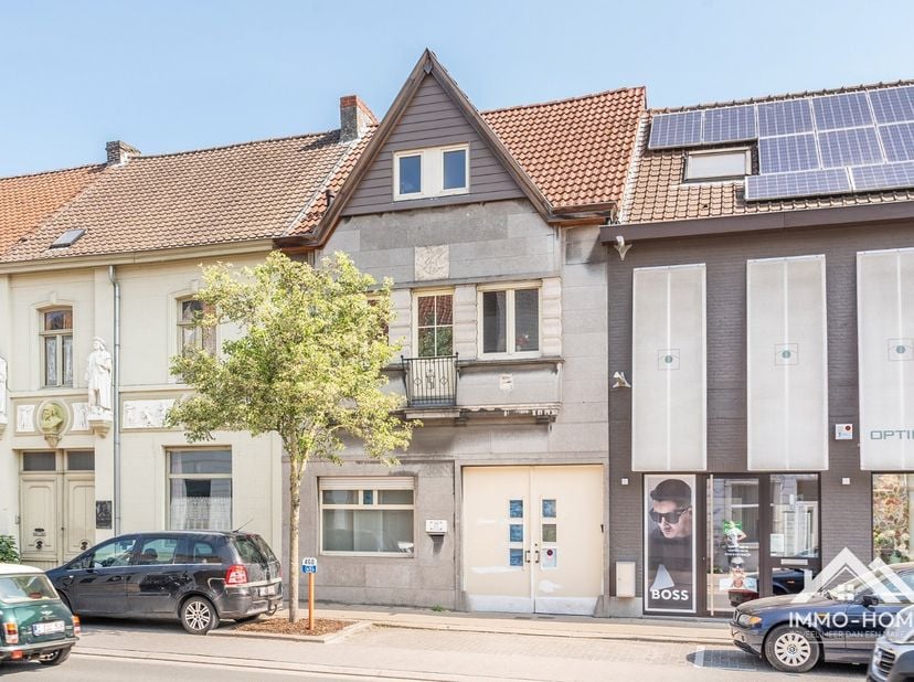 Deze bijzondere woning in bel-etagestijl vormt een mooie symbiose tussen historische achtergrond en modern wooncomfort. De statige inkomhal vertelt me
