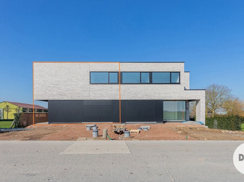 ZWALM - Nieuwbouwwoning voorzien van alle comfort!<br />
Deze prachtige nieuwbouwwoning zal u in al zijn opzichten kunnen bekoren. Deze woning, die we
