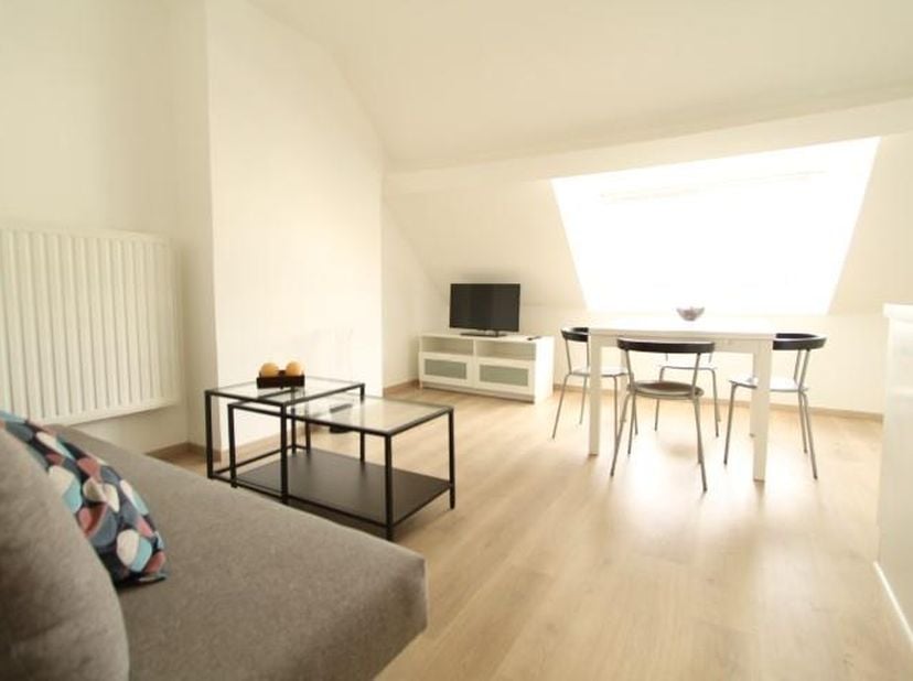 Dicht bij de Place Morichar, in een klein gebouw, verhuren wij een charmant appartement van &amp;plusmn; 45m&amp;sup2;. Het bevindt zich op de 3e en laatste v