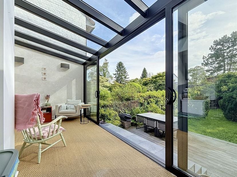 Située dans le très prisé quartier du Blankedelle, en lisière de la forêt de Soignes, cette agréable maison des années 50, entièrement rénovée, dévelo