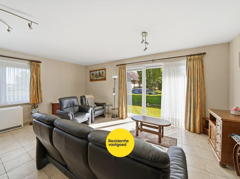In het centrum van Oudenburg bevindt zich dit verzorgd gelijkvloers appartement in de residentie Lindenhof. Dankzij de centrale ligging geniet u van e