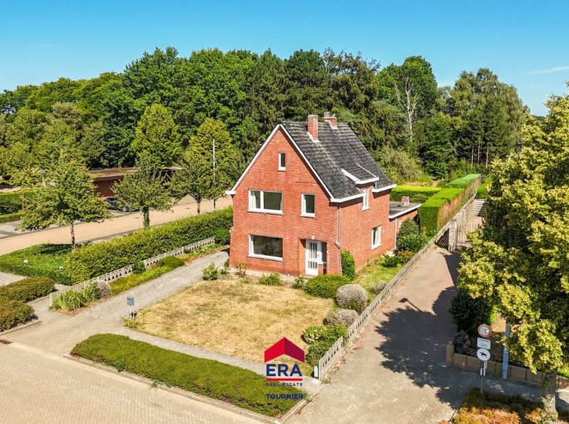 Bent u op zoek naar een woning die u volledig naar uw eigen smaak kunt renoveren? Dan biedt deze woning een unieke kans. Dankzij het ruime perceel van
