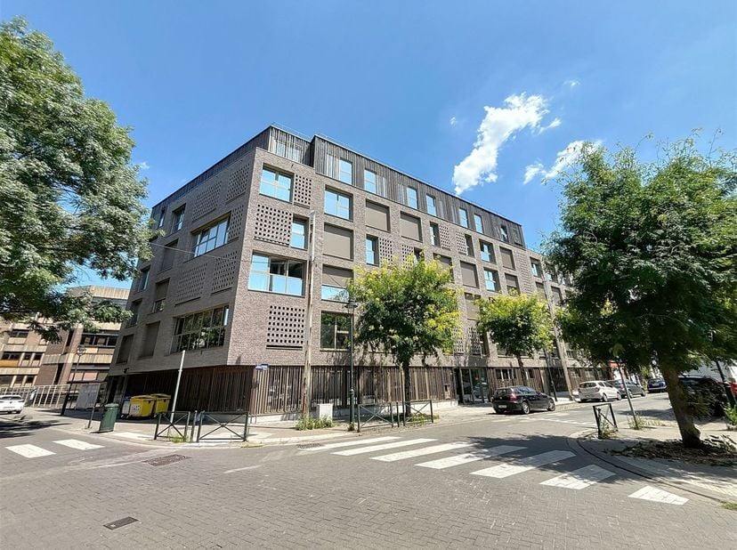 Situé dans une résidence à logement d’étudiants (RESIDENCE UNEST ERASMUS), bâtiment mitoyen à l’IHE2B SIB (Institut Supérieur Industriel de Bruxelles)