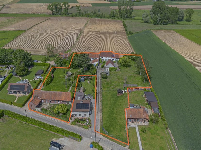 EERSTE BEZOEKDAG ZATERDAG 13 JUNI 2026 VAN 9U TOT 12U (ENKEL OP AFSPRAAK!!)<br />
BRAKEL – Unieke eigendom met twee woningen op ca. 48 are<br />
In he