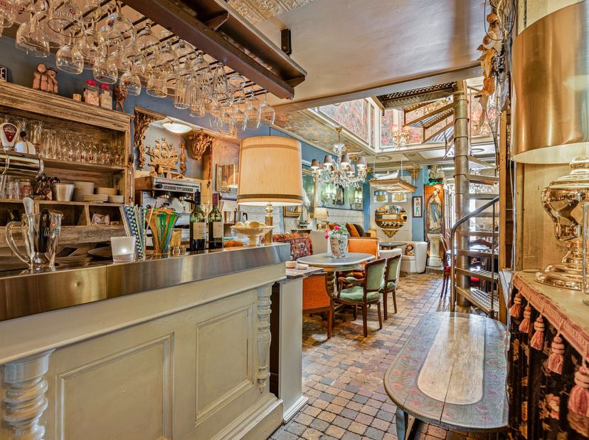 Excentriek Frans café/brasserie met bovenwoning vlakbij de Nederlandse grens in Lanaye. Woonopp. 158 m² (café 75 m² en woongedeelte 83 m²) en perceel