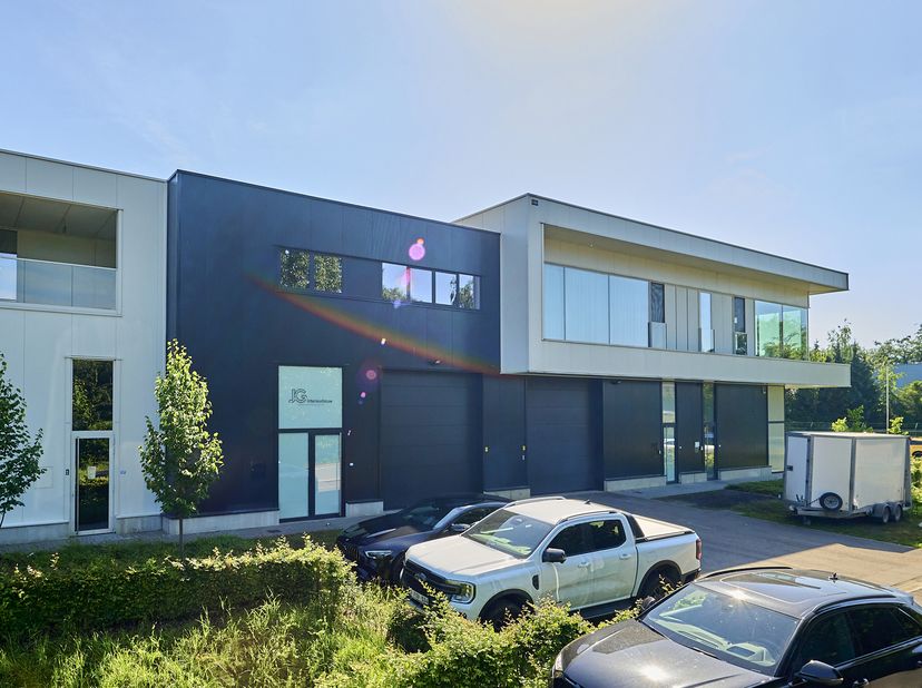 Op KMO-zone Eikaert ligt deze recente KMO-unit met een totale oppervlakte van 405m². De oprit van de E313 op 1km afstand zorgt voor een uitstekende on
