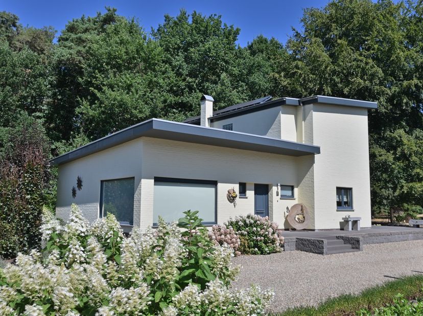 Verscholen in het groen van&amp;nbsp;Zutendaal (gehucht Gewaai) bevindt zich deze&amp;nbsp;volledig gerenoveerde woning&amp;nbsp;op een uitzonderlijk perceel van