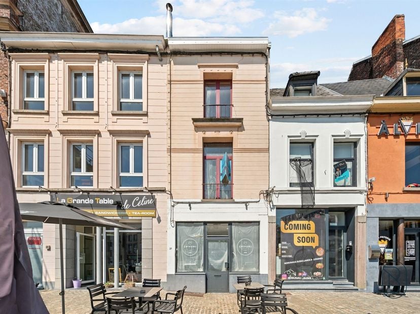 Gemengd pand (winkel + appartementen) op een ideale locatie aan de Grand-Place van Lessines, vlak bij alle voorzieningen: de A8, winkels, scholen, het