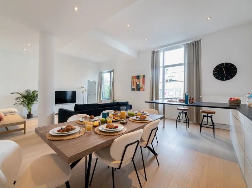 Gelegen in de wijk Bascule, bestaat dit gemeubileerde appartement van 104m2 volgens het EPC rapport uit twee slaapkamers, een ruime lichte woonkamer m
