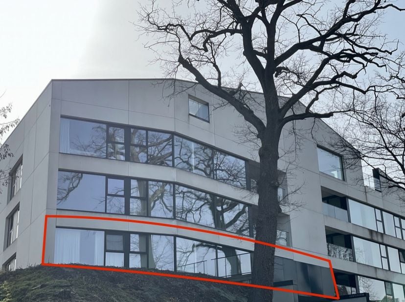 Instapklaar genieten van rust én stad<br />
<br />
Dit ruime gelijkvloerse appartement van 100 m² in Residentie Centerview ligt op de Kattenberg, aan