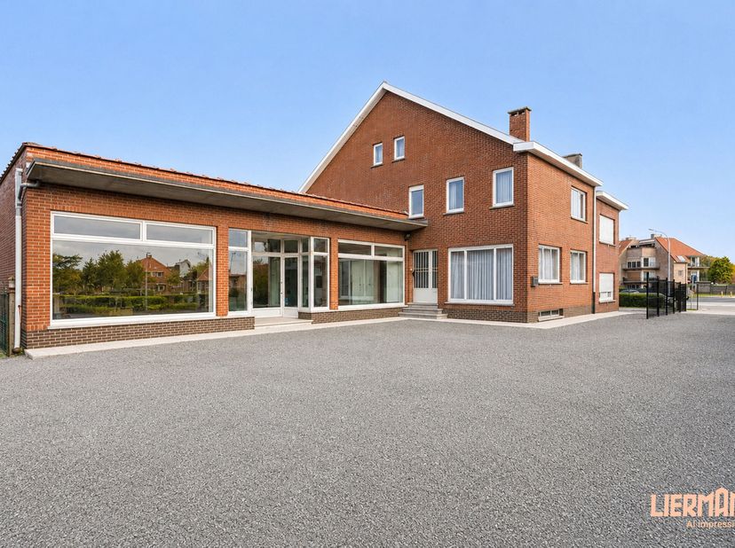 Deze eigendom, gelegen aan een provincieweg met uitstekende bereikbaarheid en een vlotte aansluiting op de E40 richting Gent en Brussel via Aalst, omv