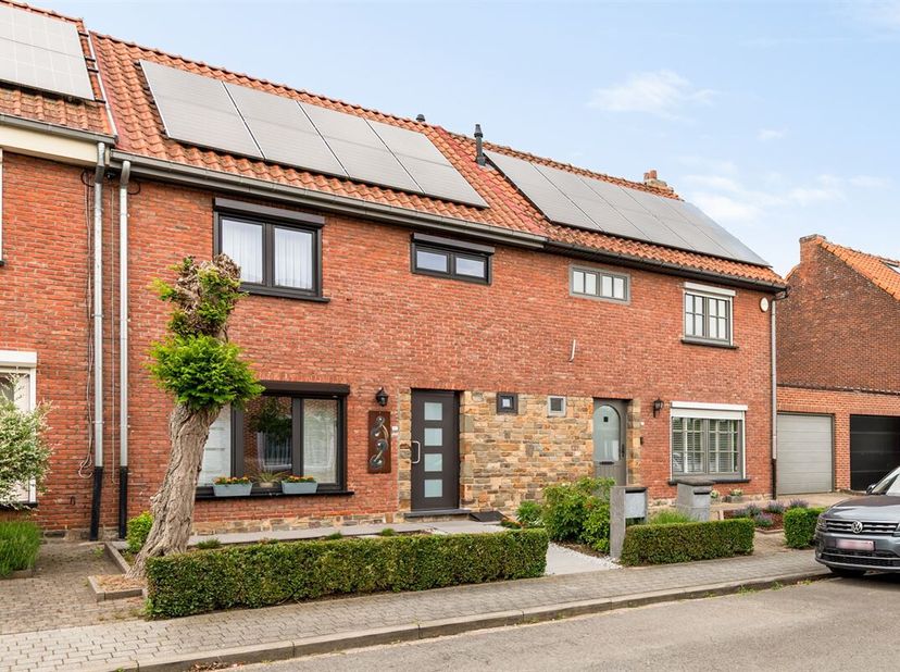 Bent u op zoek naar een verzorgde woning op een uitstekende locatie nabij Mechelen? Dan is deze gesloten bebouwing zeker een bezoek waard.<br />
Op he