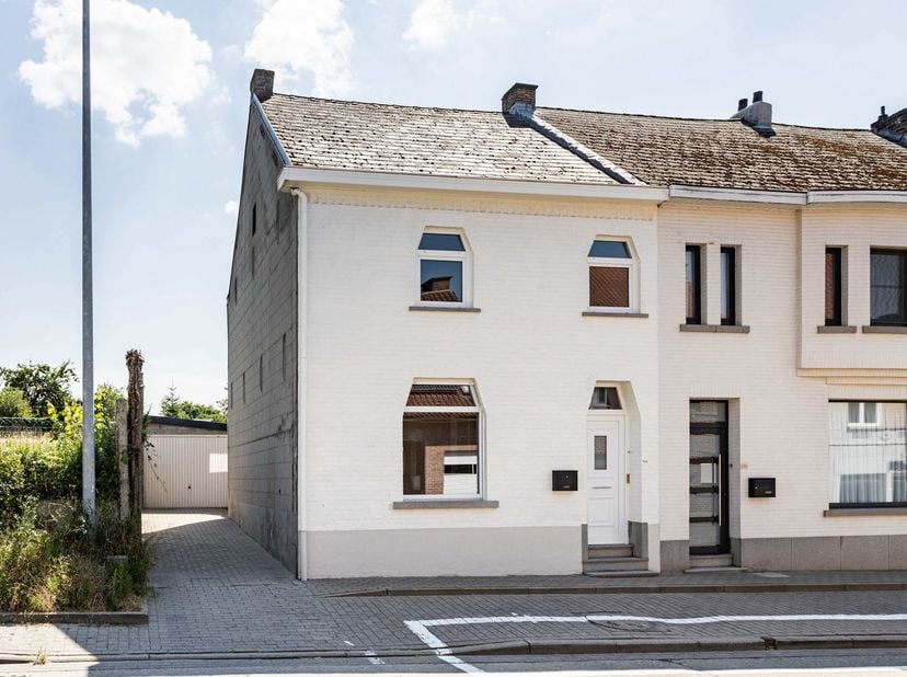 Deze half-open bebouwing is gelegen te Mere en bestaat op het gelijkvloers uit een inkomhal, leefruimte, eetplaats, een geinstalleerde keuken, en een