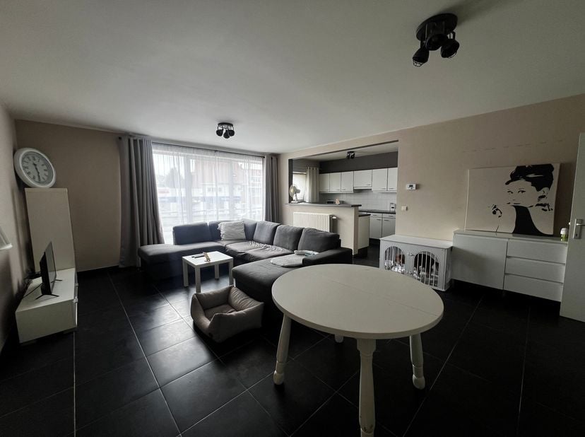 Charmant appartement de 2 chambres avec garage <br />
<br />
Situation : <br />
L'appartement est situé dans le centre de Sint-Job-in-'t-Goor (Brecht)