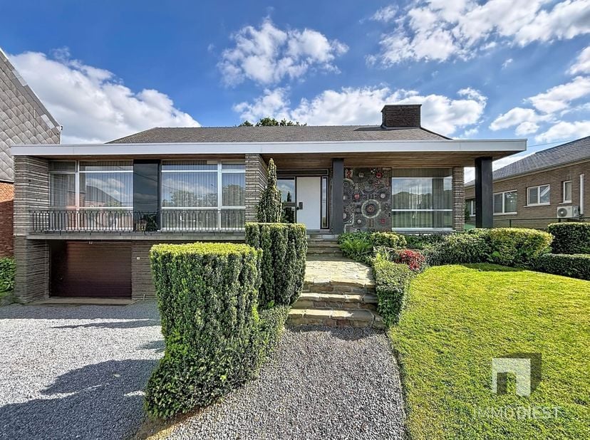 Wonen tussen Diest en Scherpenheuvel, in een groene en vlot bereikbare omgeving? Dan zal deze stijlvolle woning uit 1967, die doorheen de jaren gunsti