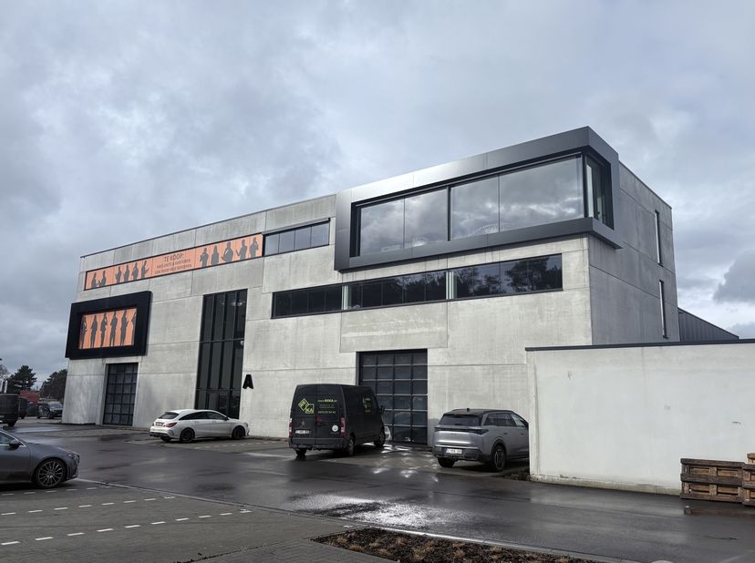 Découvrez cet espace de bureaux casco de haute qualité situé dans le parc d’activités Bayot, un emplacement stratégique pour les entreprises souhaitan
