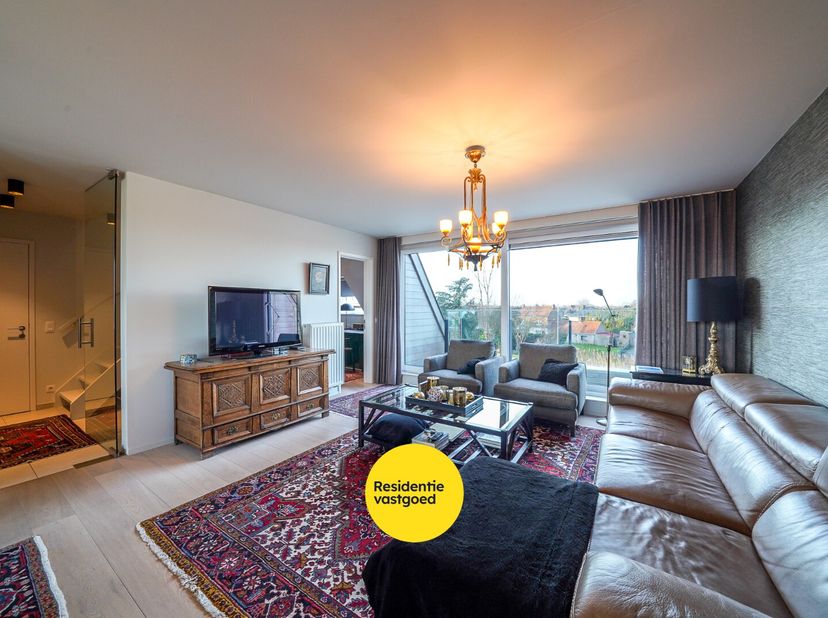 Dit stijlvolle duplex-appartement uit 2016 (gerealiseerd door bouwheer Versluys) is gelegen in Oudenburg, met zicht op de vaart, en combineert ruimte,