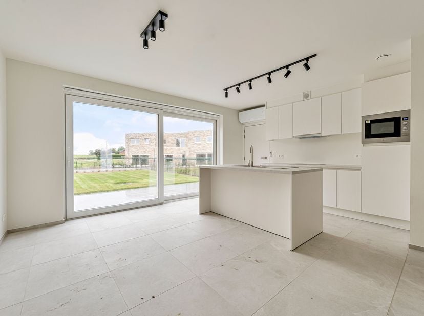 Deze nieuwbouwwoning is gelegen in een rustige residentiële verkaveling in de dorpskern van Proven.<br />
De woning is gelegen op wandelafstand van ba