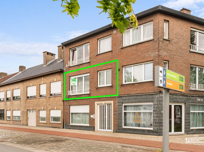 Op een centrale ligging langs de Westlaan bevindt zich dit verzorgd appartement op de eerste verdieping met een bewoonbare oppervlakte van 81 m². Dank