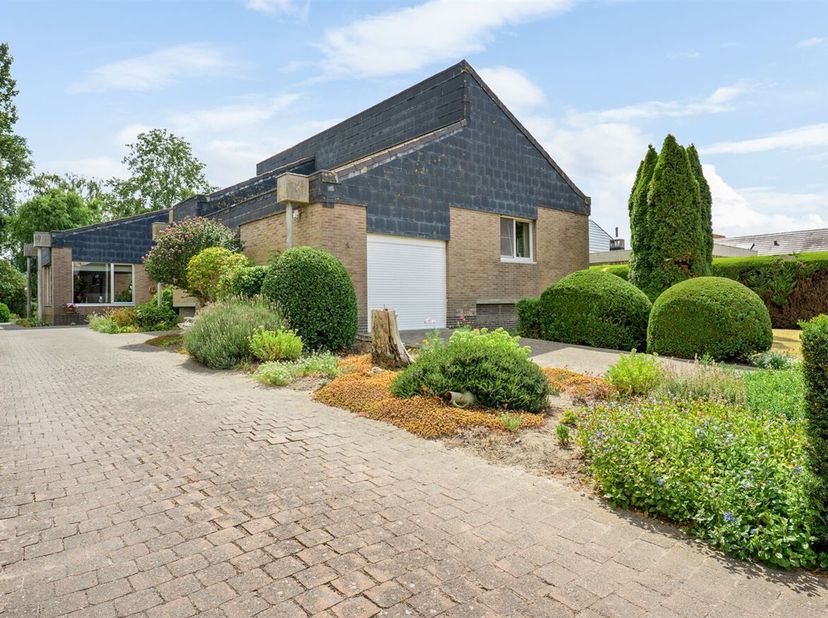 Open bebouwing op ruim perceel van 1.611 m² in Grembergen.<br />
Deze vrijstaande woning heeft een rustige ligging in Grembergen, met een vlotte berei