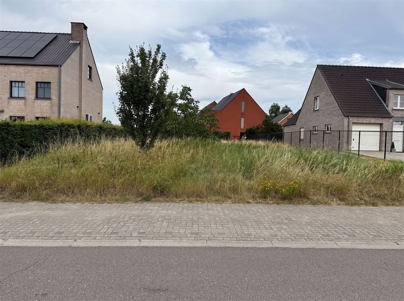 Dit mooie stuk grond is gelegen nabij het centrum van Heist-op-den-Berg. Na het verkrijgen van een stedenbouwkundige vergunning, kunt u hier een open