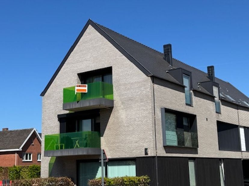 Appartement te huur op 2e verdieping in centrum Herk-de-Stad met airco en lift. <br />
<br />
Indeling: 97m² bewoonbare oppervlakte met zolder van 70m