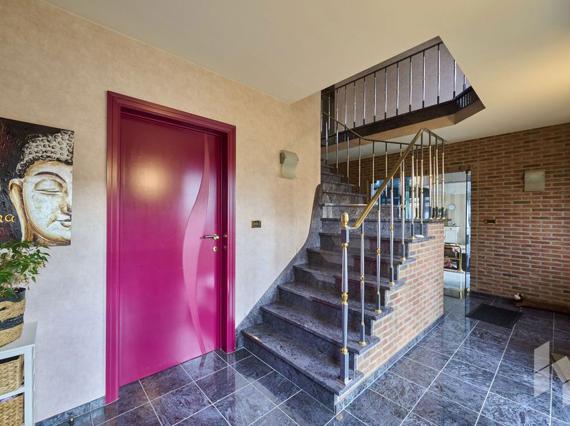 Ruime woning met drie slaapkamers en bijkamers op mooi aangelegd perceel van 12a92ca te koop in Balen. Deze mooie woning is gelegen in de Steegsebaan