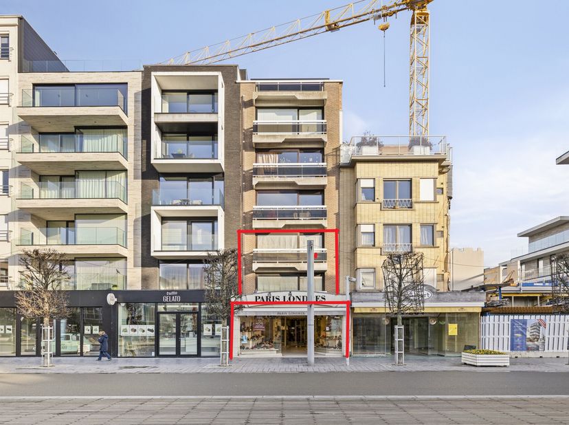 Cette propriété commerciale exceptionnelle et un spacieux appartement en duplex sont situés dans le cur animé de Koksijde, en plein cur de l'emblémati