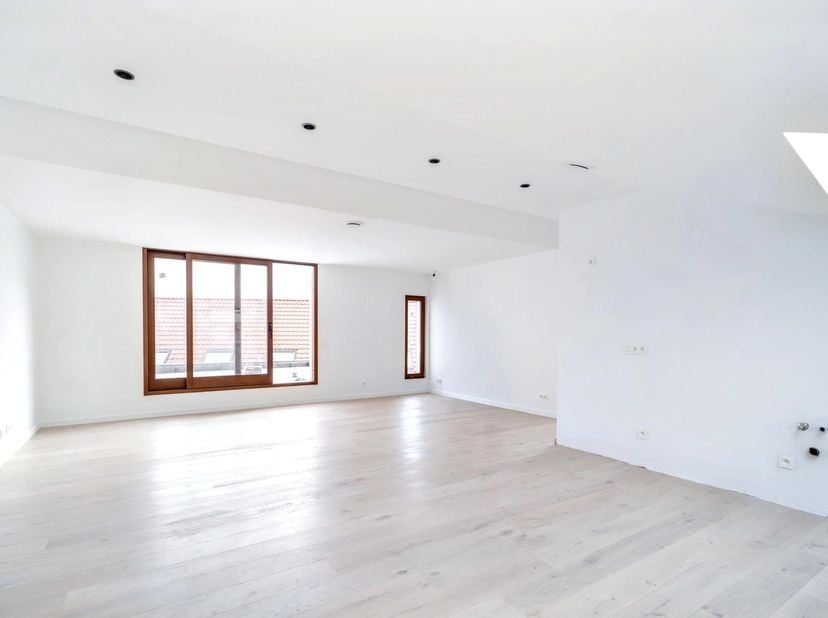 Dans lun des quartiers les plus prisés dIxelles, découvrez ce magnifique duplex 3 chambres ayant bénéficié dune rénovation lourde avec des matériaux d