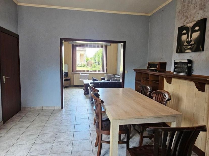 Charmant huis met grote tuin in Vucht.<br />
<br />
Deze te renoveren woning beschikt op het gelijkvloers over een inkomhal, een ruime living, een keu