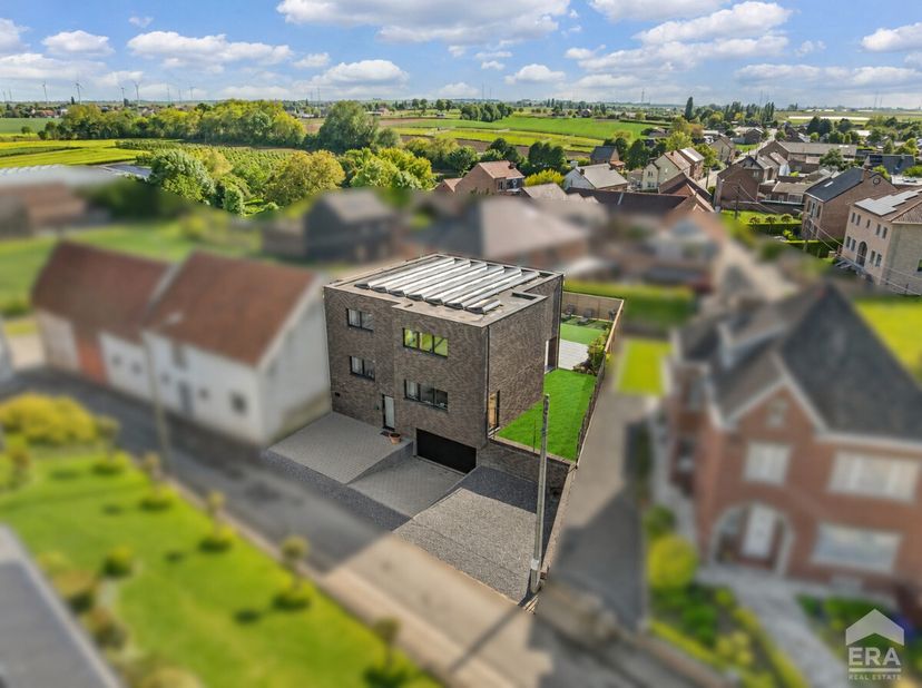 Moderne halfopen woning gebouwd in 2016, gelegen in een groene en landelijke omgeving nabij scholen, openbaar vervoer en op korte afstand van de Neder