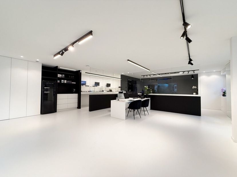 Instapklaar en hoogwaardig handelspand (122 m²) op topligging in Nieuwpoort Stad<br />
<br />
Momenteel huisvest dit moderne handelspand het gekende b