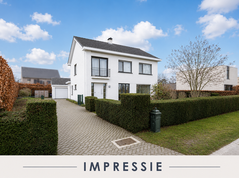 Vrijstaande woning met 4 slpk. gelegen op gunstige locatie te Minderhout!<br />
INDELING<br />
Gelijkvloerse verdieping:<br />
- Inkomhal<br />
- Zeer