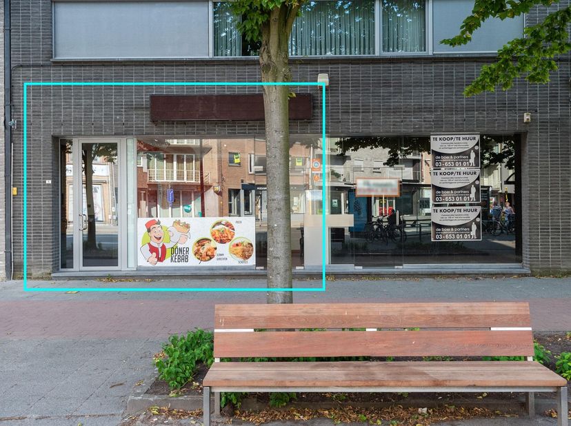 In het centrum van Brasschaat, een commerciële (verhuurde) handelsruimte van 123m².<br />
Het kadastraal inkomen bedraagt 2.495 euro + 149 euro voor d