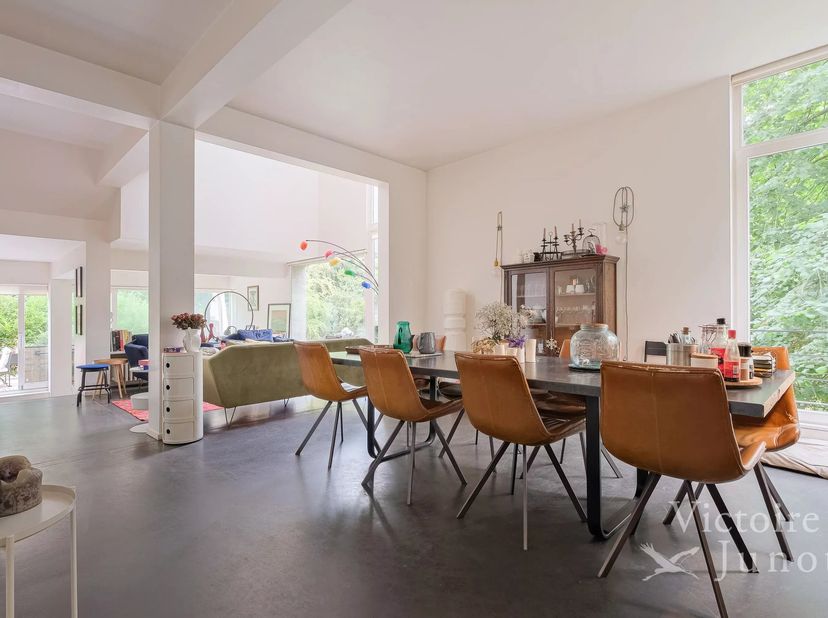 Victoire Junot stelt u deze opmerkelijke, door architect Marc Corbiau ontworpen loftwoning met drie gevels voor. De woning biedt een totale bruto-oppe