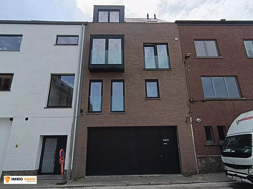 Ruime garage/stockageruimte te huur in het centrum van Sint-Truiden<br />
Bent u op zoek naar een ruime garage, opslagruimte of werkplaats op een uits