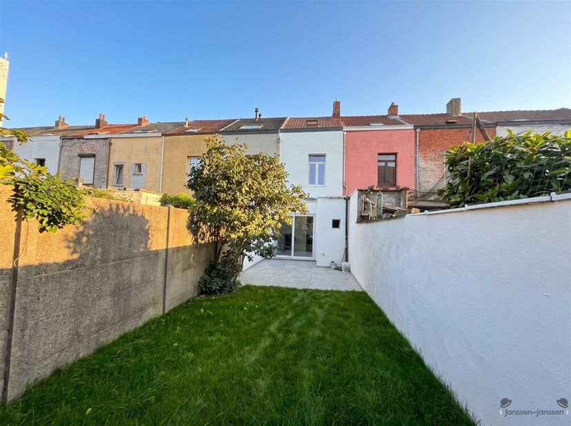 Instapklare gezinswoning met 3 slaapkamers, volledig vernieuwd dak en tuin <br />
Bent u op zoek naar een instapklare gezinswoning waar comfort, kwali