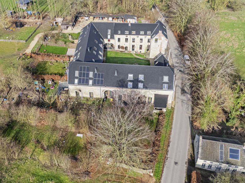 Easy Home a le plaisir de vous présenter cette magnifique maison de 324m² habitables, rénovée en 2016, avec sa belle enveloppe de pierre de Gobertange
