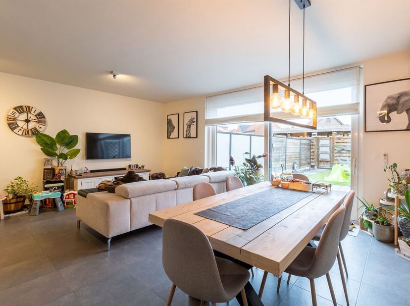 Gelijkvloers appartement met 2 slaapkamers, tuin en 2 autostaanplaatsen<br />
Ligging: Dit gelijkvloerse appartement is gelegen aan de Kerkhofstraat i