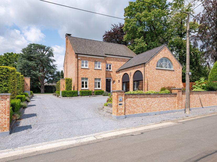 Deze recente villa ligt op een ruim perceel van 2487m2 en beschikt over liefst 5 slaapkamers, 3 badkamers en een ingerichte zolderverdieping. Aan de v