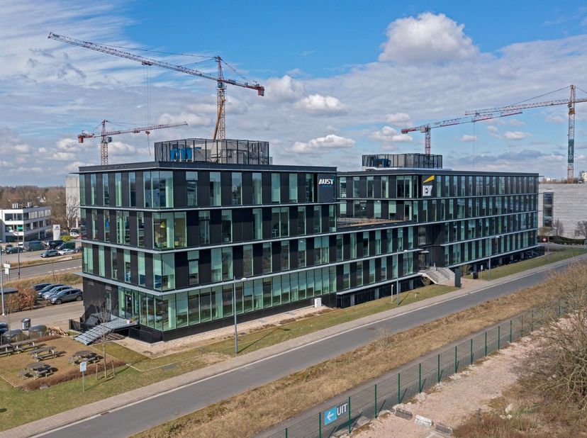 Deze kantoorruimte (492m2) is gelegen op de derde verdieping van dit moderne kantoorgebouw en is bovendien volledig ingericht en gemeubeld. De ruimte