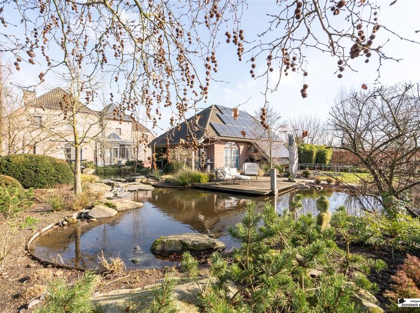 In het hart van Loenhout bevindt zich deze exclusieve villa (bouwjaar 2007) op een perceel van bijna 2.000 m², met een bewoonbare oppervlakte van ca.