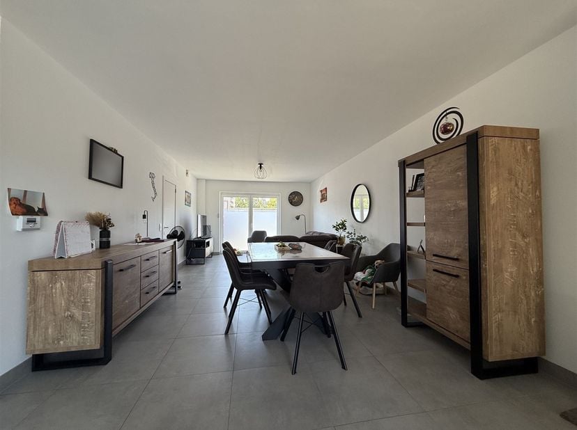 Prachtige nieuwe woning gelegen in een aangename wijk van Péruwelz op een perceel van 2 are en 30 centiare, vlakbij het stadscentrum.<br />
<br />
D