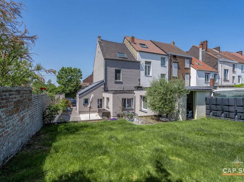 Lillois - Cap Sud a le plaisir de vous présenter cette charmante maison entièrement rénovée, idéalement située à Lillois, à proximité immédiate de tou